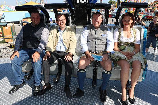 Auch Wiesnstadtrat Manuel Pretzl (2.v.l.) und Bürgermeister Josef Schmid (3.v.l.) nahmens chon mal Platz in den Sitzen von Willy Kaisers (li.) Predator (©Foto: Martin Schmitz)